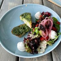 Овощной с рассольным сыром и запеченной брускеттой с песто в Веранда