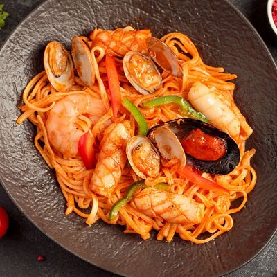 Жареная лапша Удон с морепродуктами в Корё по цене 720 ₽