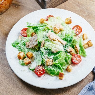 Салат Цезарь с куриным филе в СтругановЪ по цене 670 ₽