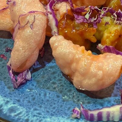 Креветочные чипсы со сладко-острым соусом в Лобстер по цене 299 ₽