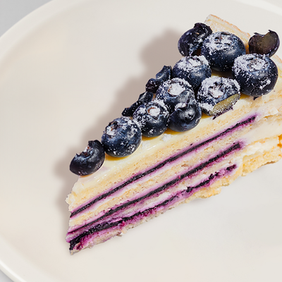 Торт с голубикой и белым шоколадом в Брусника по цене 520 ₽