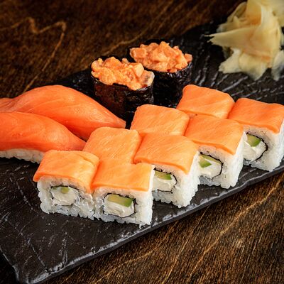 Мини-сет Лосось в Суши & Саке Izakaya Bar по цене 1835 ₽