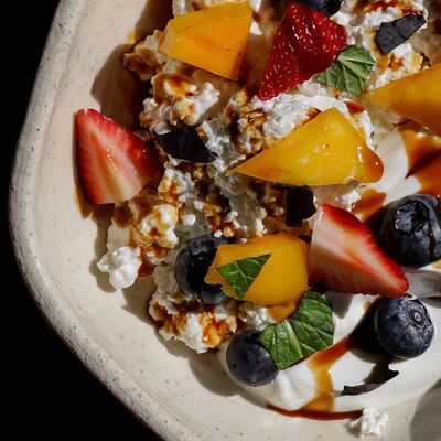 Творог, манго, ягоды в Saray по цене 980 ₽