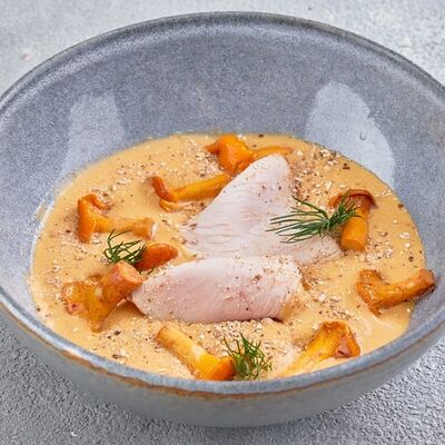 Сливочный крем-суп с лисичками и томленой индейкой в На Парах по цене 490