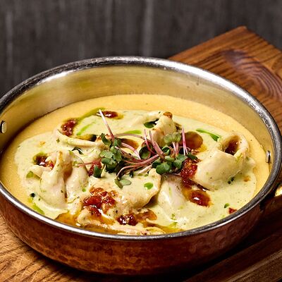 Кальмар в сливочном соусе с песто, полентой и пармезаном в Chester по цене 670 ₽