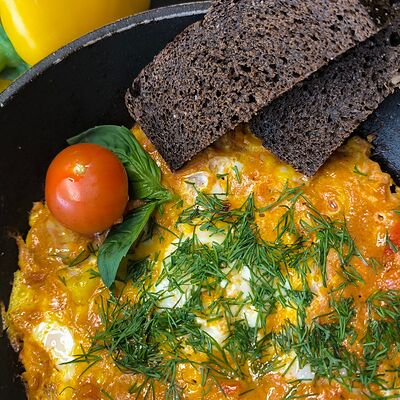 Омлет с пикантным томатно-сливочным соусом в BREADFOX по цене 390 ₽