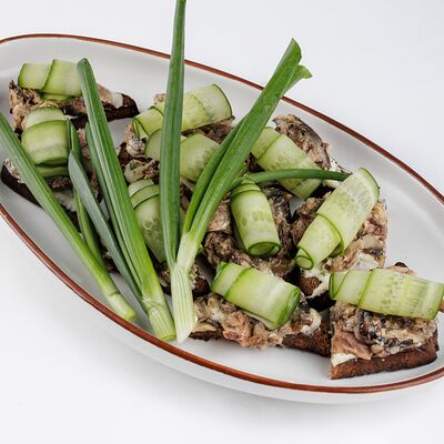 Закуска со шпротами в Пинта по цене 2590 ₸