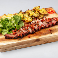 Брискет с печеным картофелем и вялеными томатами в Mojo