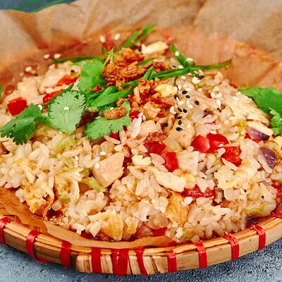 Cơm rang с курицей и овощами в Pho Bo и Том Ям по цене 299 ₽