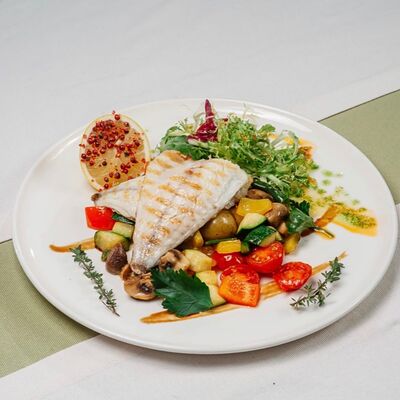 Дорадо с теплым салатом из овощей в Ривьера по цене 1170 ₽