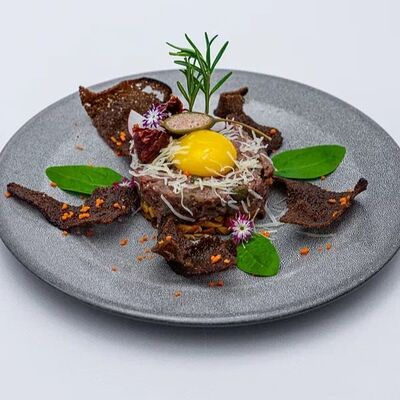 Тартар из говядины в Глинтвейн по цене 1590 ₽