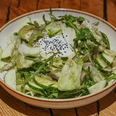 Большой зелёный салат со страчателлой и семенами подсолнечника в Rekki Pizza & Cocktail Bar по цене 1290 ₽