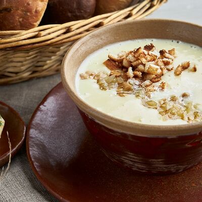 Картофельный суп с грибным тартаром и гренками в Толстый Goose по цене 340 ₽