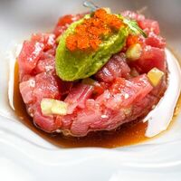 Тартар из тунца с огурцами и гуакамоле в Capo Ristorante