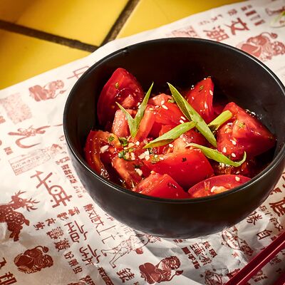 Помидоры с чесноком по-азиатски (салатная закуска) в Bao по цене 290 ₽