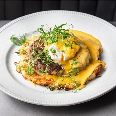 Бифштекс из говядины с драником в BEERMAN&Schlitz по цене 950 ₽