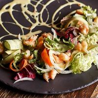 Салат с креветками и хрустящими овощами в Fazenda