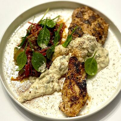 Пастрами из индейки на гриле со шпинатом в Караоке Соло по цене 620 ₽