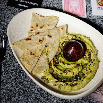 Базиликовый хумус с жженым томатом в Sweetheart по цене 580 ₽