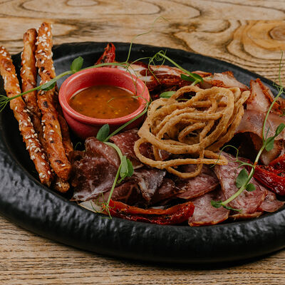 Ассорти вяленого мяса в Кубанские пивоварни по цене 520 ₽