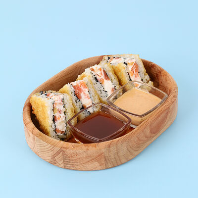 Онигири с лососем жареный в Poke Moon по цене 590 ₽