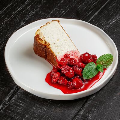 Баскский чизкейк с ягодным соусом в Я тебя люля по цене 490 ₽