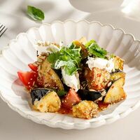 Салат с хрустящими баклажанами, томатами и сыром Фета в Кукумбер