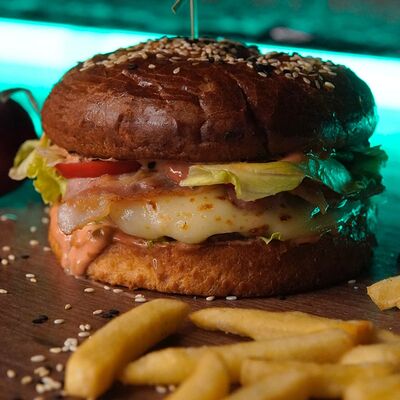 Бургер с курицей в Игристо по цене 840 ₽