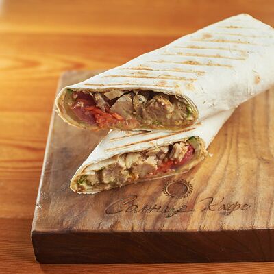 Шаурма классическая с курицей в Кафе Солнце по цене 440 ₽