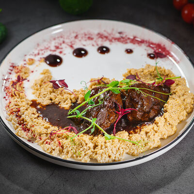 Телячьи щечки с киноа в Inyan по цене 888 ₽