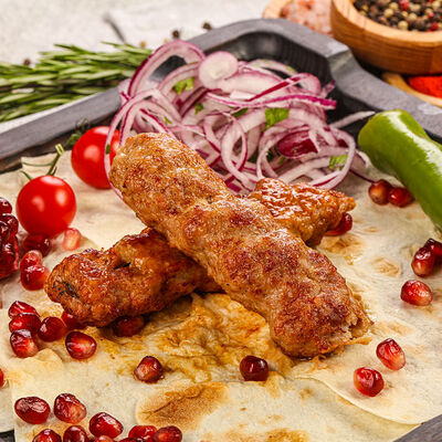 Люля-кебаб из курицы (подается с маринованным луком) в ШАМПУР и его команда по цене 285 ₽