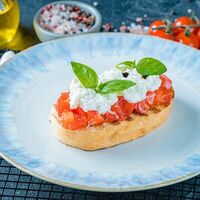 Брускетта с томатами и страчателлой в Nella Foresta