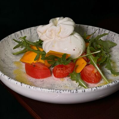 Буррата с томатами и маринованной тыквойв Мишка Бар по цене 890 ₽