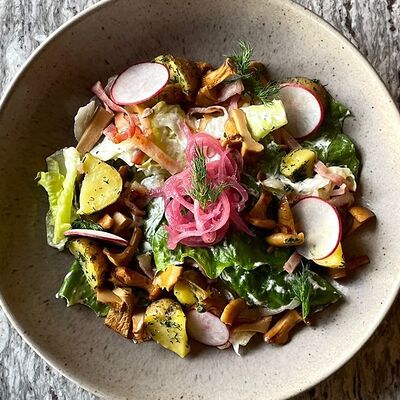 Салат с маринованными лисичками, картофелем и беконом в Double по цене 520