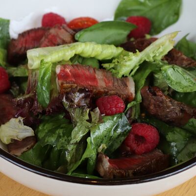 Салат со стейком из говядины в Cream Soda по цене 790 ₽