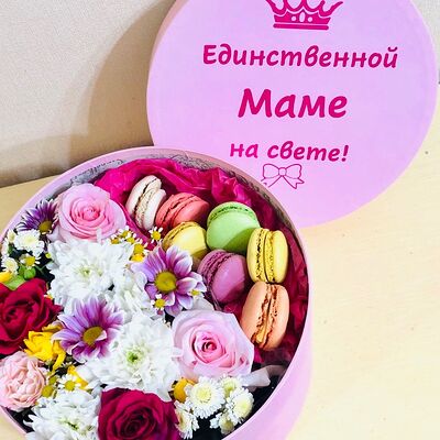 Подарочный бокс для мамы с цветами и макарунсами в Дарите красиво по цене 3150 ₽