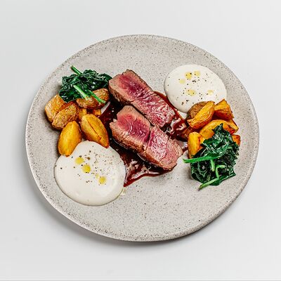 Ростбиф из говядины с молодым картофелем в Beyond по цене 1520 ₽