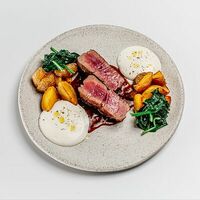 Ростбиф из говядины с молодым картофелем в Beyond