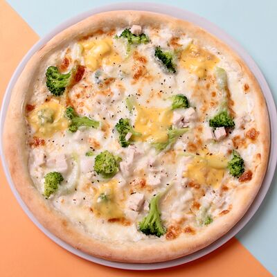 Пицца с курицей и брокколи в Папи бар по цене 950 ₽