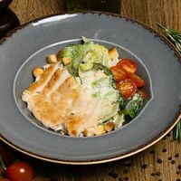 Салат Цезарь с курицей в Fresca & Dos Amigos