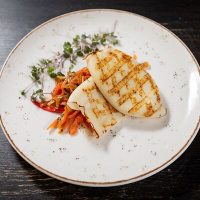 Кальмары гриль с овощами в Рибай по цене 840 ₽