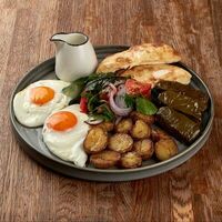 Большой грузинский завтрак с долмой в Дзамико