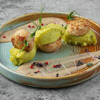 Биточки из цесарки с зеленым пюре в Раковарня на Пятницкой