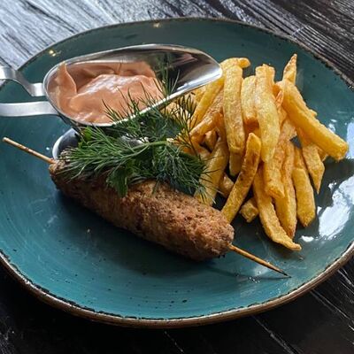 Люля-кебаб, картофель фри, соус в Длинный нос по цене 370 ₽