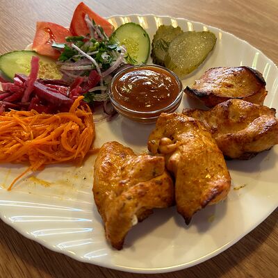 Шашлык из курицы на тарелке в Бакинский кебаб по цене 500 ₽