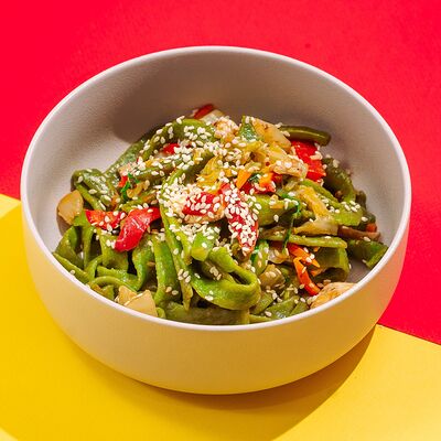 Шпинатная лапша с овощами в Ok Noodle по цене 319 ₽