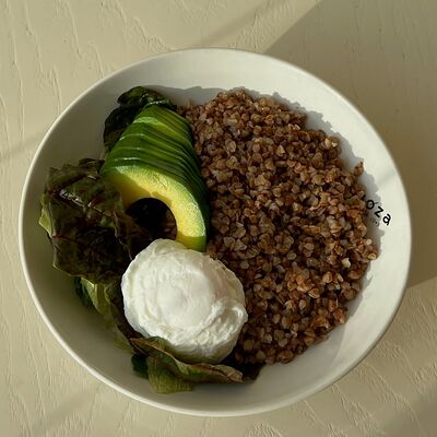 Гречневая каша с авокадо и яйцом пашот в Zanoza Kруассантерия по цене 520 ₽