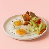 Глазунья, вафля с паштетом, овощной салат и напиток в Flat coffee