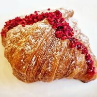 Круассан с малиновым вареньемв 11/47 Bakery