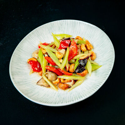 Вок с сельдереем, шиитаке и кешью в Mr. Lee по цене 1100 ₽